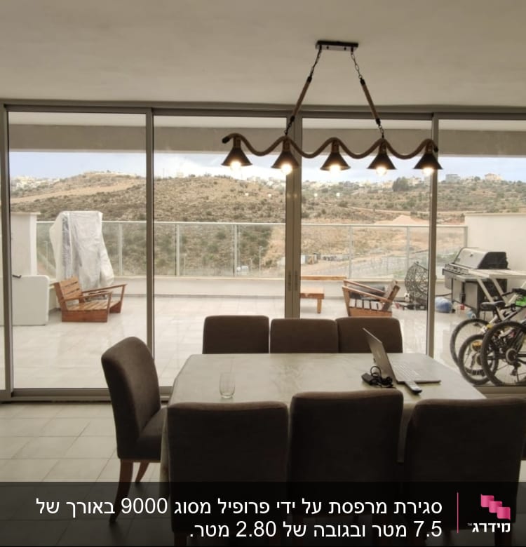 מעקה אלומיניום במרפסת עם נוף הררי